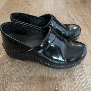 Scandi girl Dansko Professional Black Patent Leather Clogs size 39